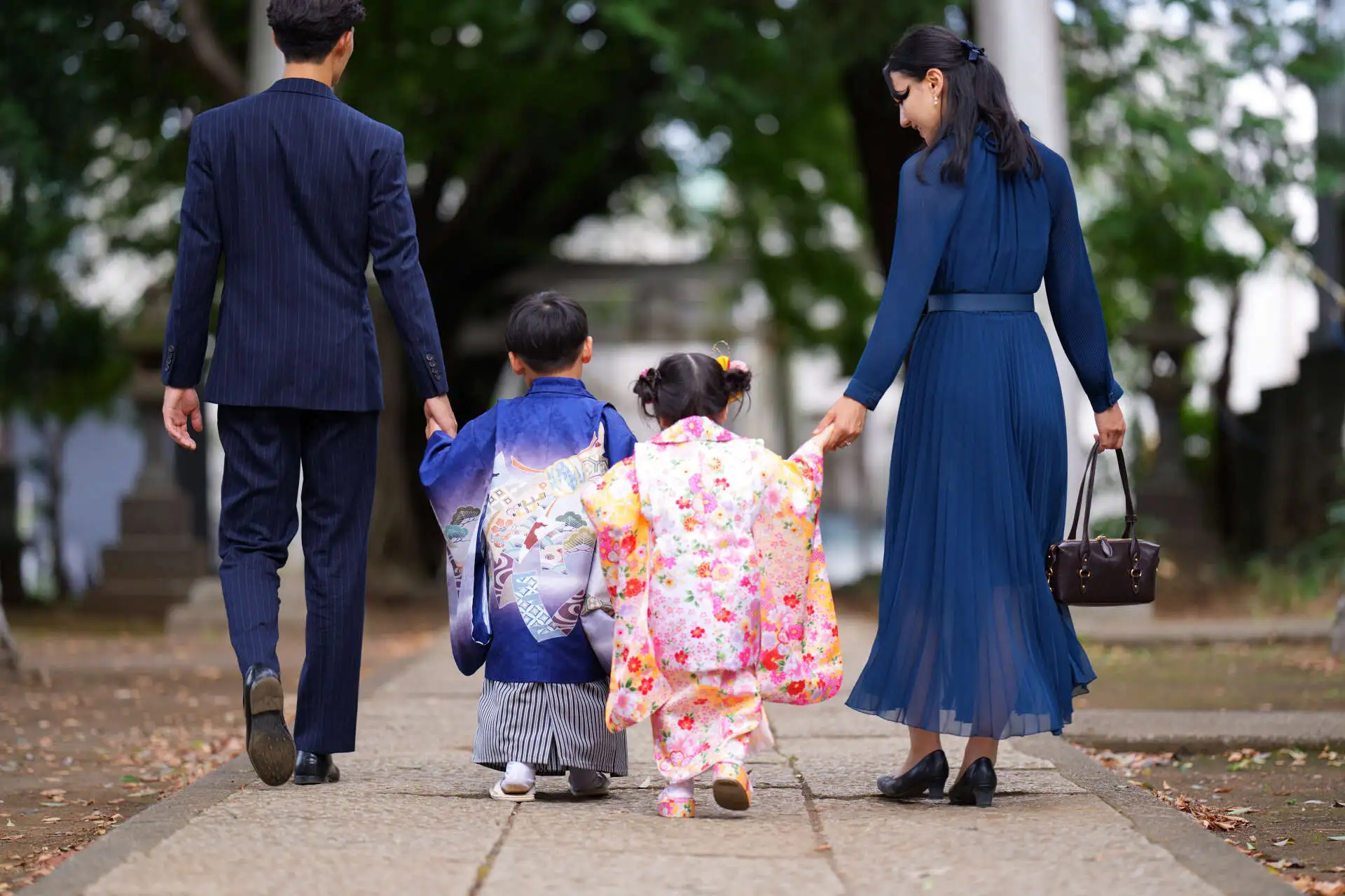 七五三のお参りをする家族