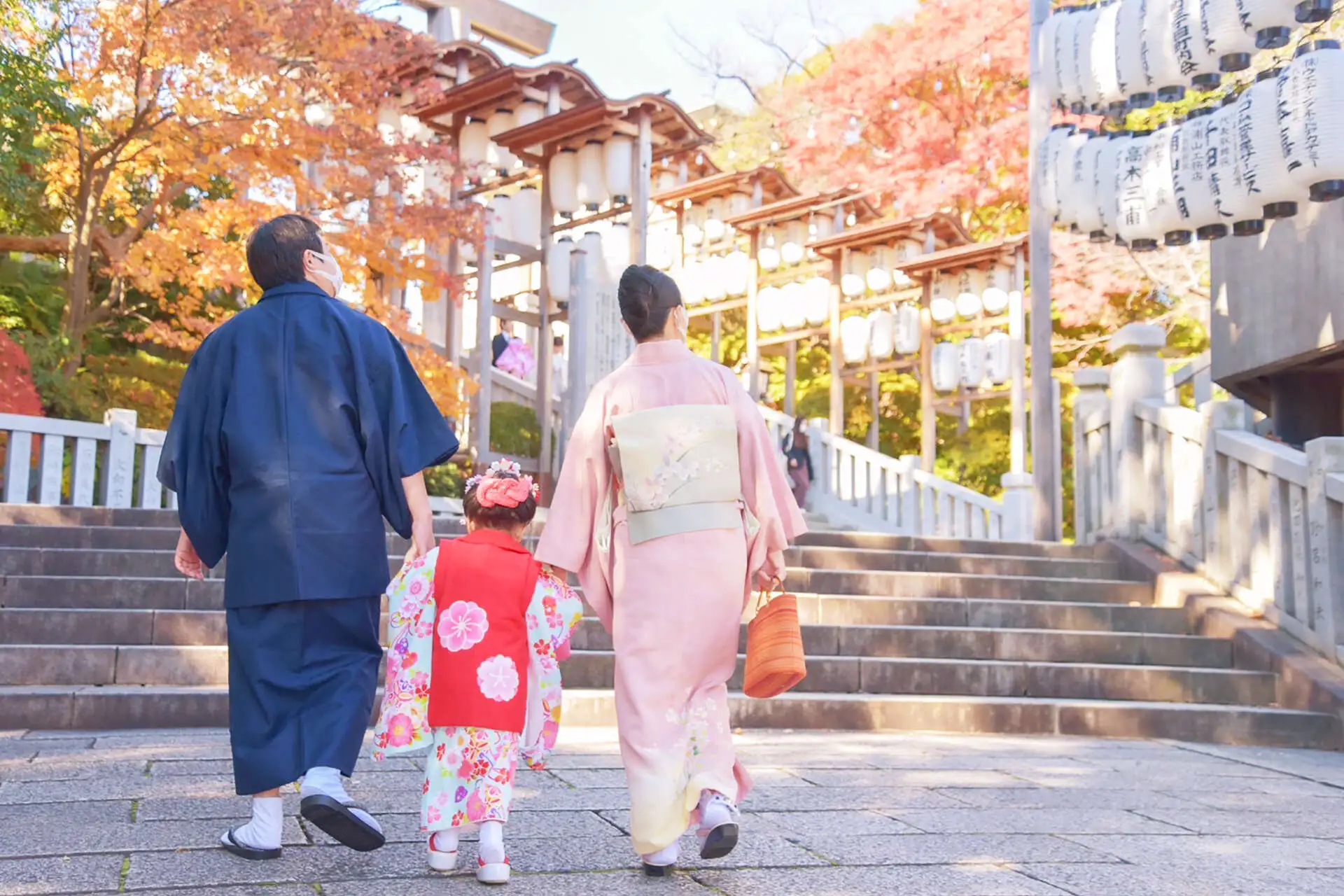 七五三のお参りをする親子